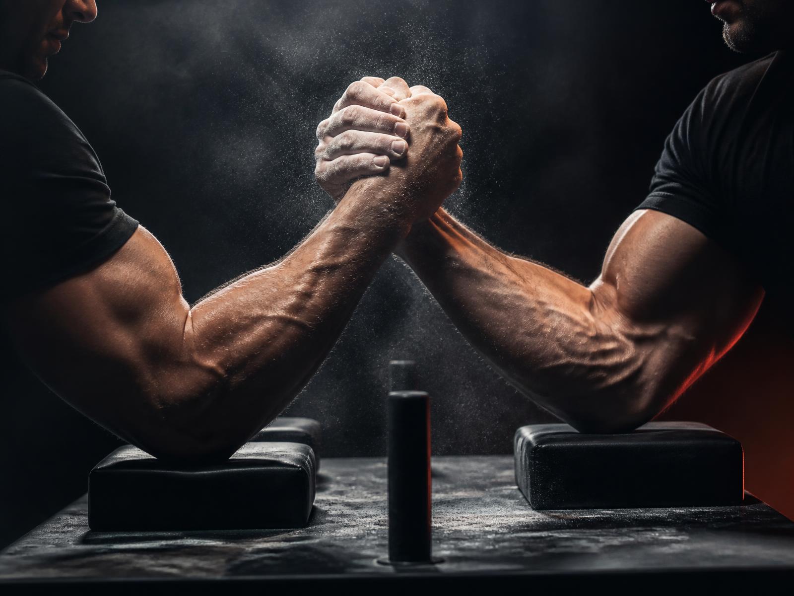Dos atletas de arm wrestling con las manos agarradas sobre una mesa de competición